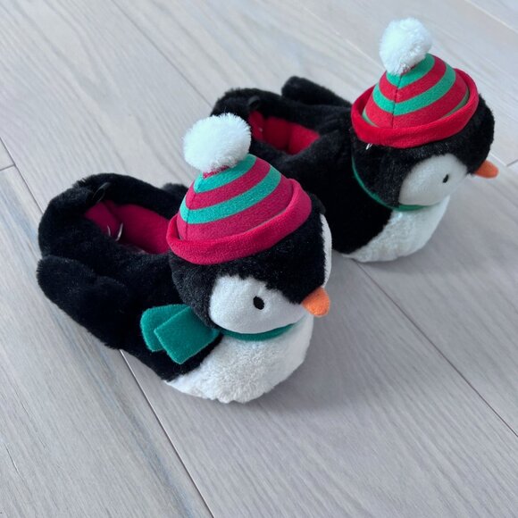 Carter's Kids Toddler Penguin Winter Faux Fur Slippers ( 7/8 ) Medium - Picture 1 of 4